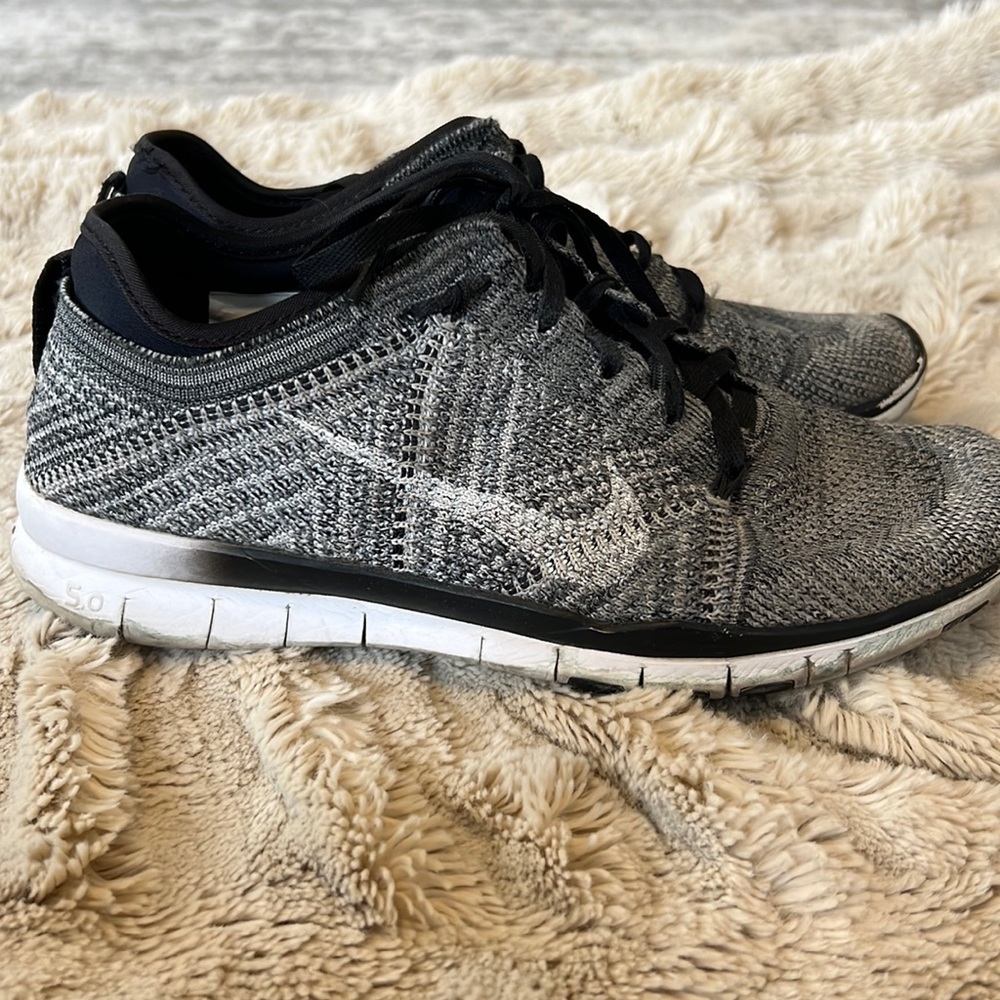 NIKE FLY KNIT SNEAKERS—size 7.5